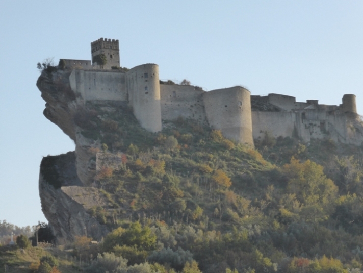 Castello di Roccascalegna (a).jpg