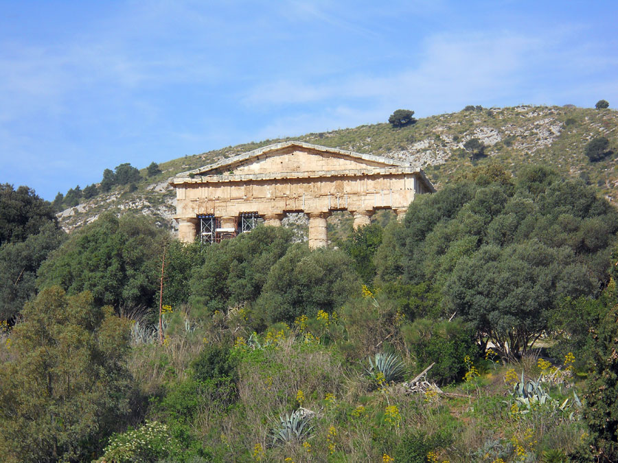 “ Tempio di Segesta”<br />  A circa 4 km da Calatafimi (TP) ,  a 400 metri sul livello del mare,  si innalza  sul verdeggiante  colle Barbaro, il maestoso“Tempio dorico”.