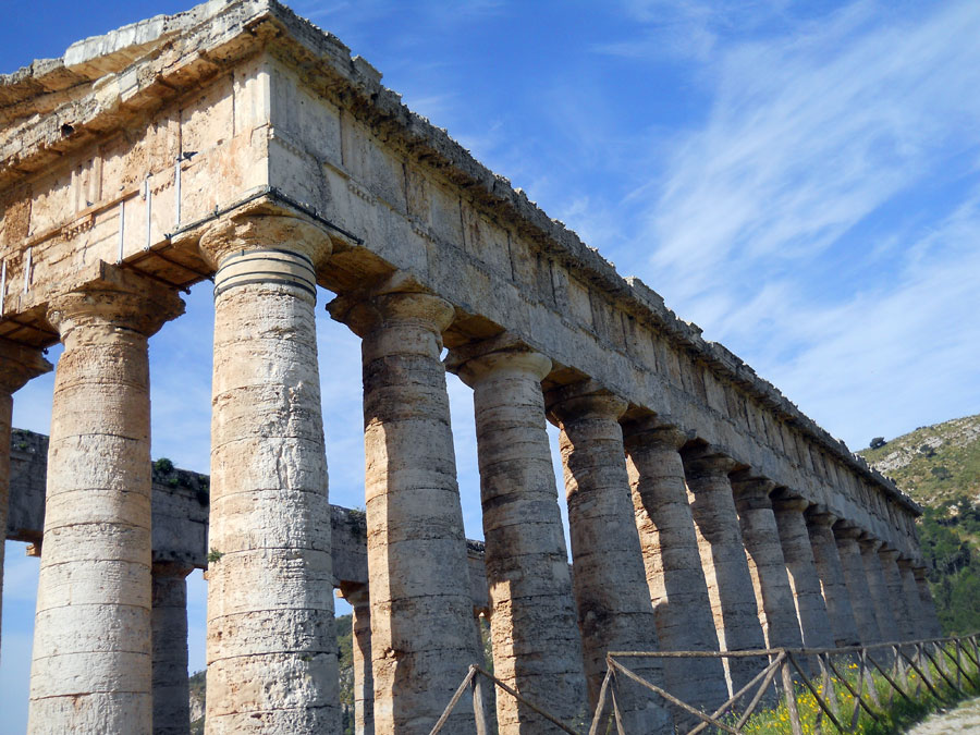 “ Tempio di Segesta”<br />A circa 4 km da Calatafimi (TP) , a 400 metri sul livello del mare, si innalza sul verdeggiante colle Barbaro, il maestoso“Tempio dorico”.
