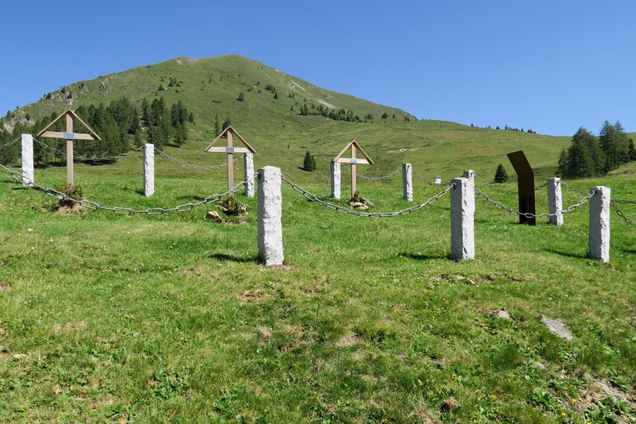 Ex cimitero di guerra e Col di San Giovanni (m.2251)