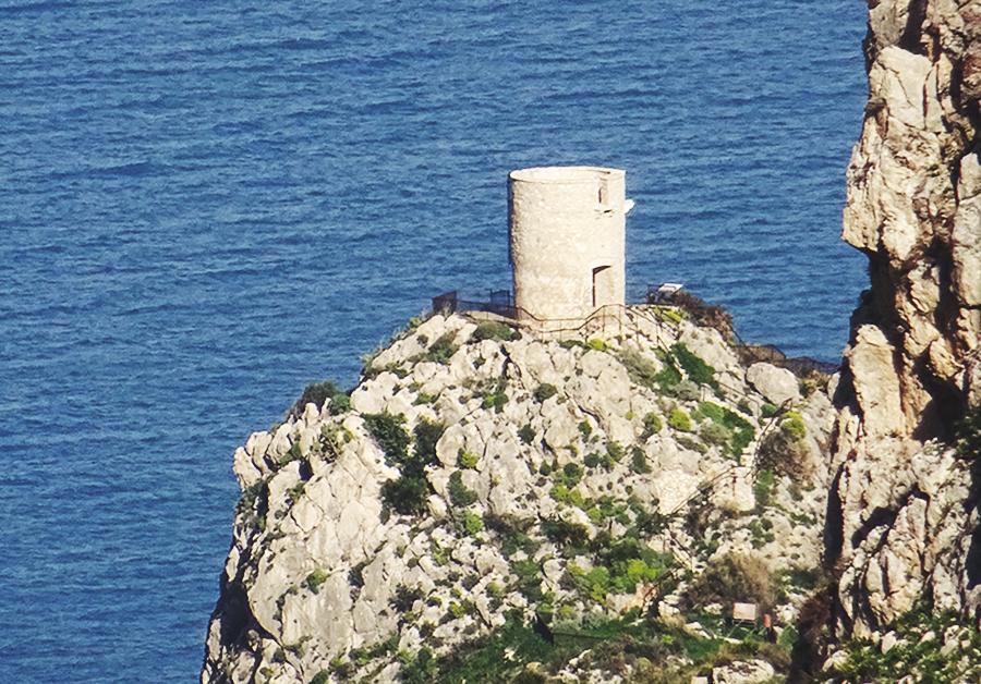 Fig. 1  Torre Bennistra.(Torre d’avvistamento  costruita intorno al XVI secolo)